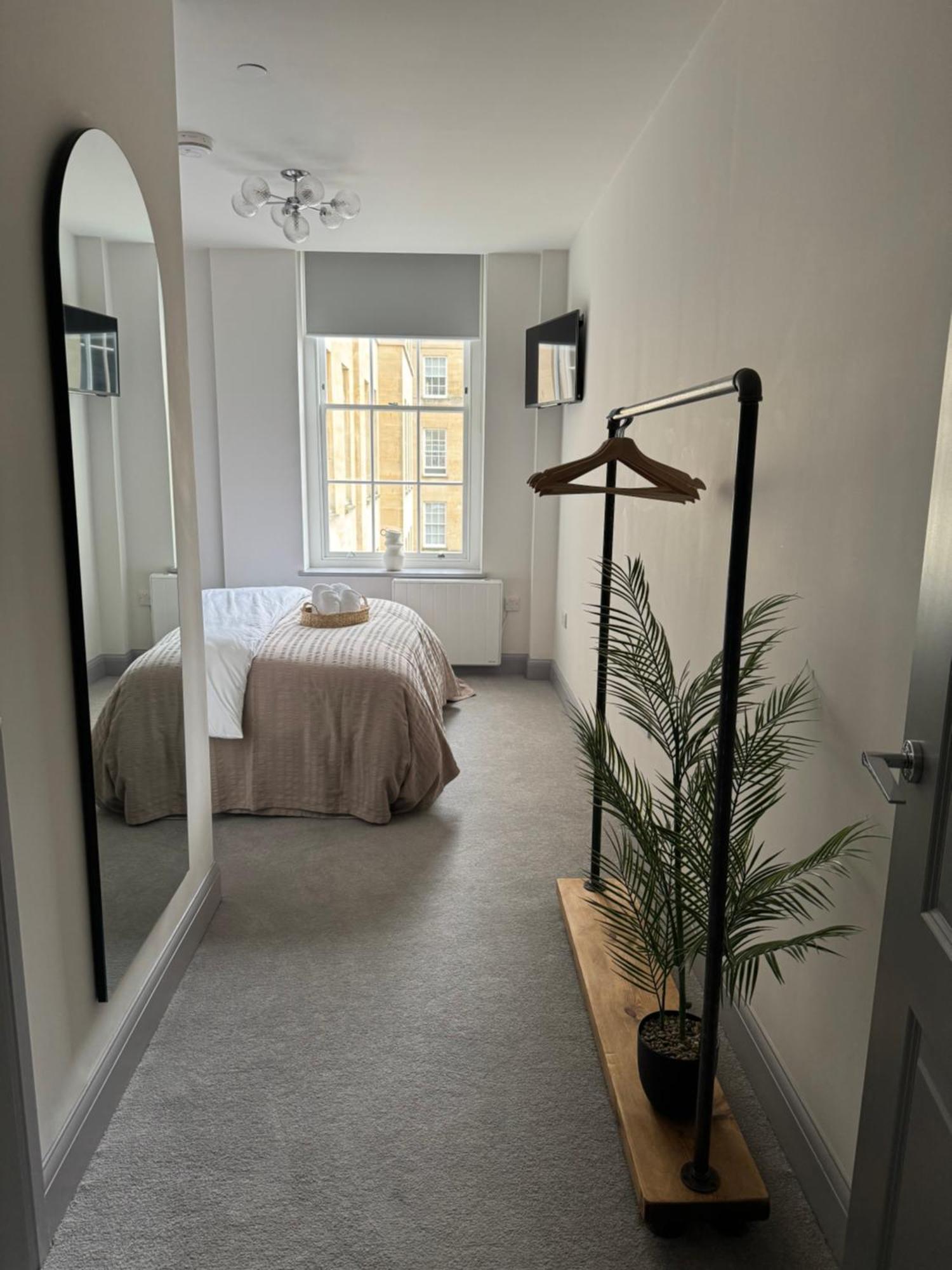 Haus Of Sulis, City Centre Apartment With Lift Access Бат Экстерьер фото