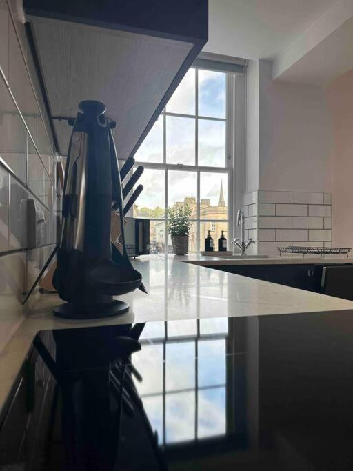 Haus Of Sulis, City Centre Apartment With Lift Access Бат Экстерьер фото